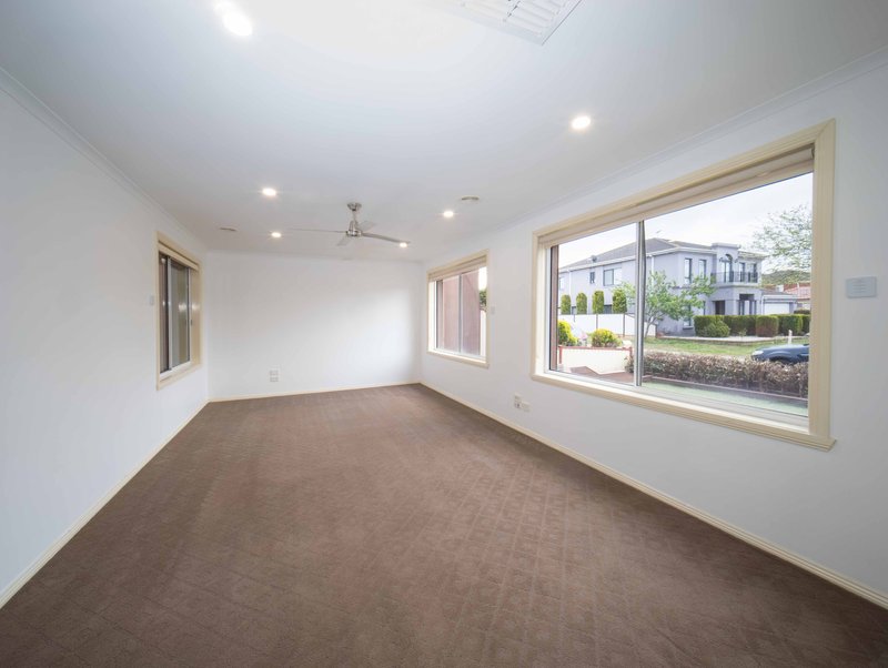 Photo - 13 Garonne Circuit, Roxburgh Park VIC 3064 - Image 3