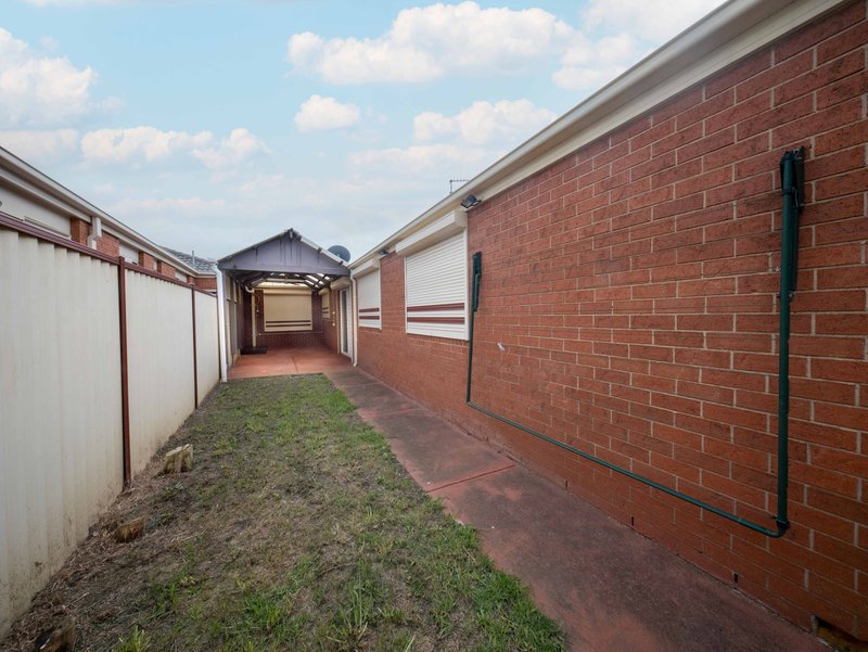 Photo - 13 Garonne Circuit, Roxburgh Park VIC 3064 - Image 11