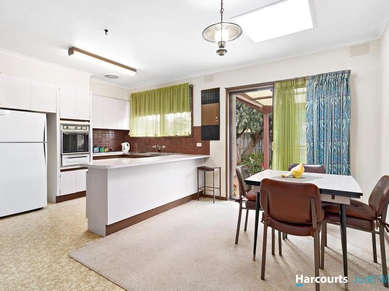 Photo - 13 Gauntlet Avenue, Glen Waverley VIC 3150 - Image 2