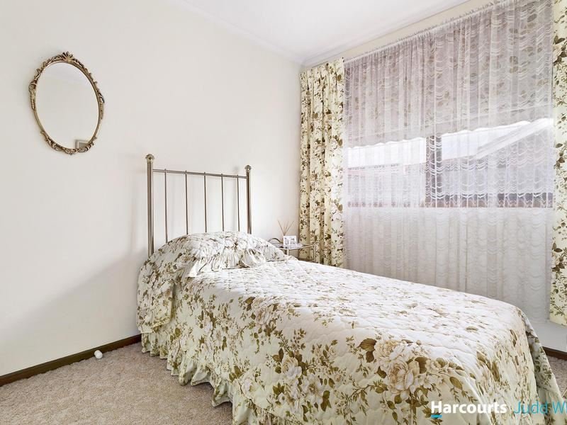 Photo - 13 Gauntlet Avenue, Glen Waverley VIC 3150 - Image 10