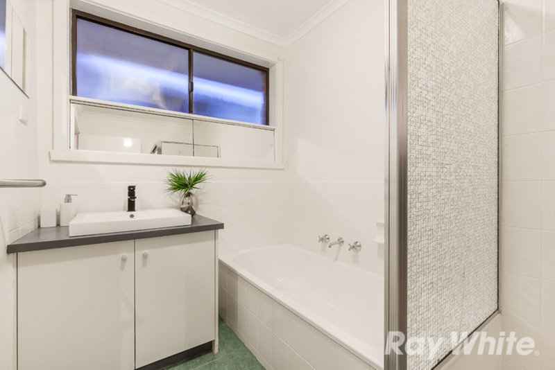 Photo - 13 Golflinks Drive, Mill Park VIC 3082 - Image 6