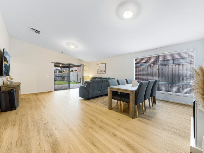 Photo - 13 Grandstand Crescent, Clyde North VIC 3978 - Image 9