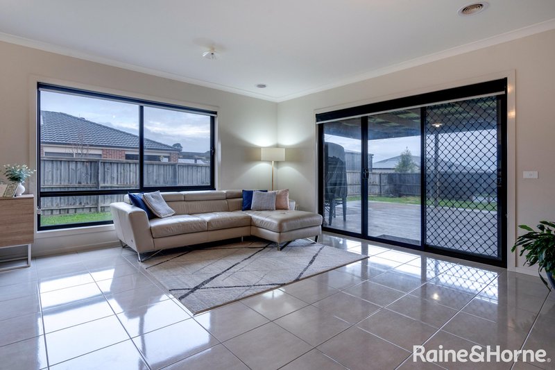 Photo - 13 Greenfields Boulevard, Romsey VIC 3434 - Image 10