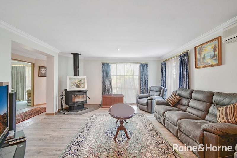 Photo - 13 Halcyon Way, Narre Warren South VIC 3805 - Image 4