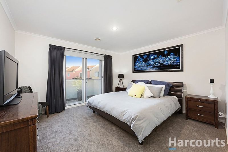 Photo - 13 Hawthorn Way, Glen Waverley VIC 3150 - Image 5