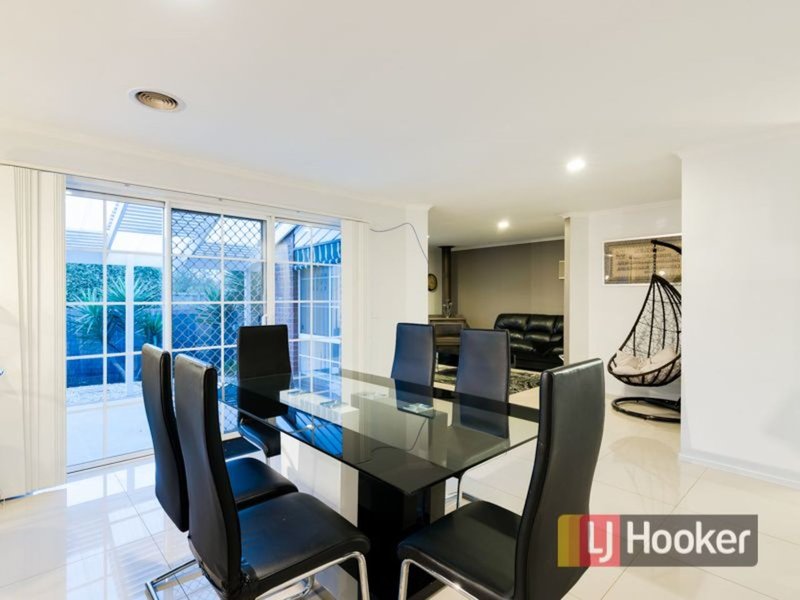 Photo - 13 Highland Crescent, Narre Warren South VIC 3805 - Image 4