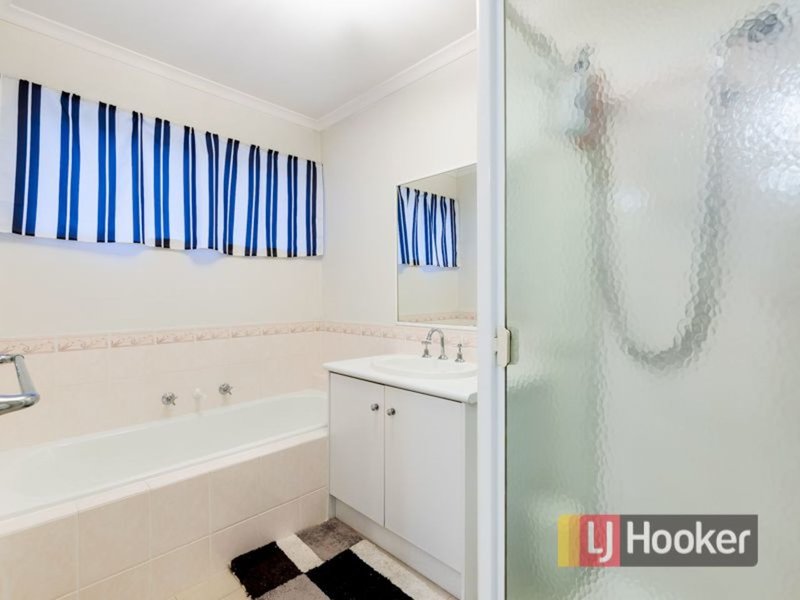 Photo - 13 Highland Crescent, Narre Warren South VIC 3805 - Image 12