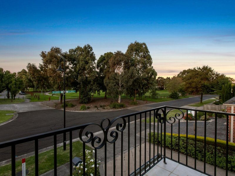 Photo - 13 Hillgrove Crescent, Berwick VIC 3806 - Image 12