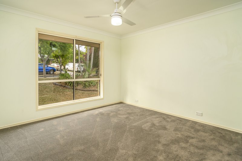 Photo - 13 Hillview Drive, Hillcrest QLD 4118 - Image 6