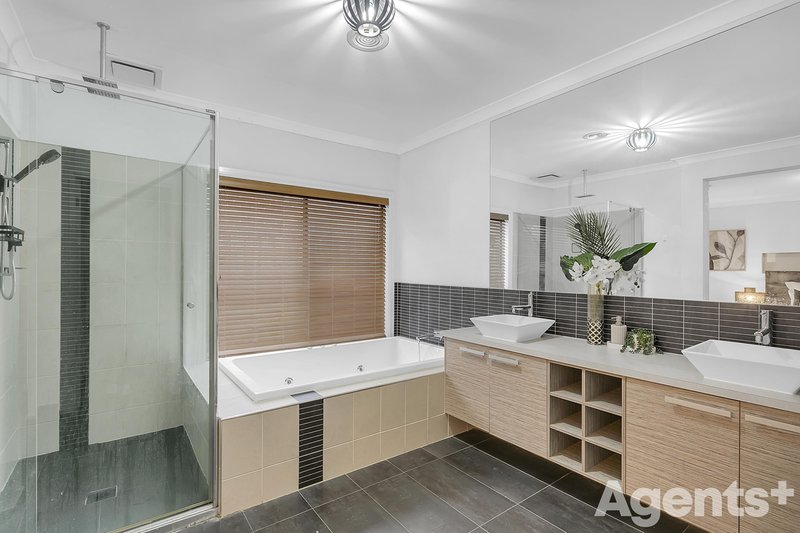 Photo - 13 Hollyrood Drive, Berwick VIC 3806 - Image 4