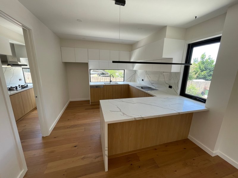 Photo - 1/3 Islay Court, Mount Waverley VIC 3149 - Image 3