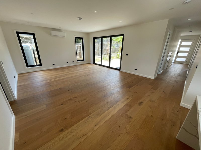 Photo - 1/3 Islay Court, Mount Waverley VIC 3149 - Image 5