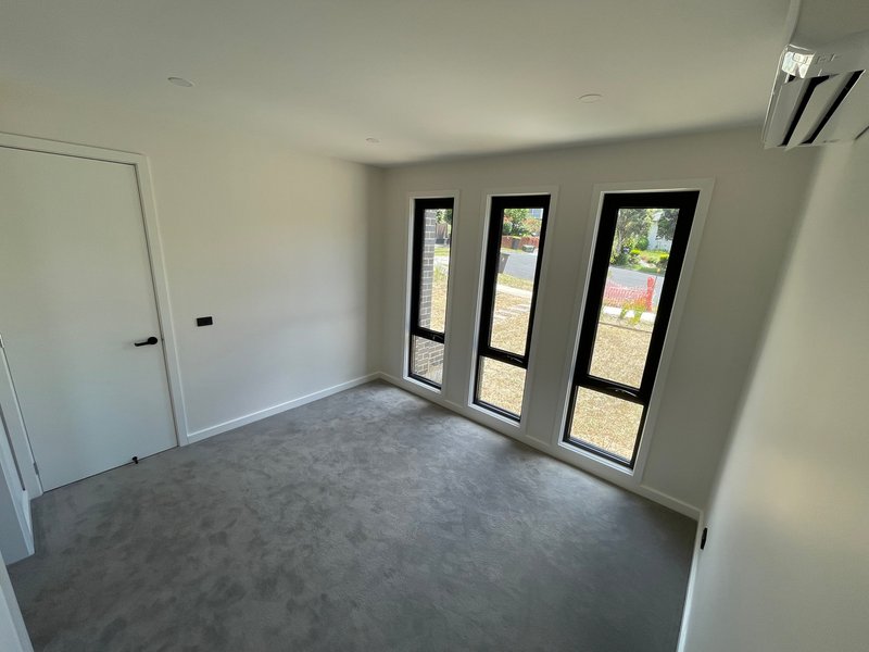 Photo - 1/3 Islay Court, Mount Waverley VIC 3149 - Image 9