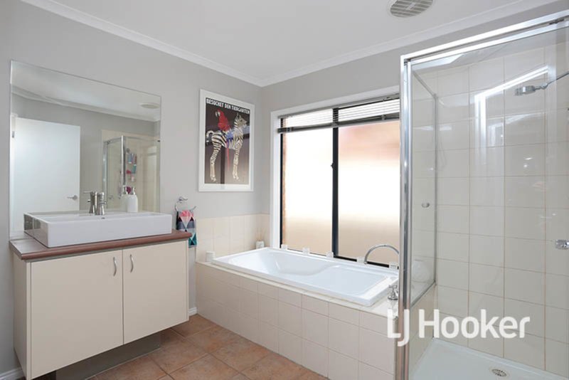 Photo - 13 Kingsley Avenue, Point Cook VIC 3030 - Image 9