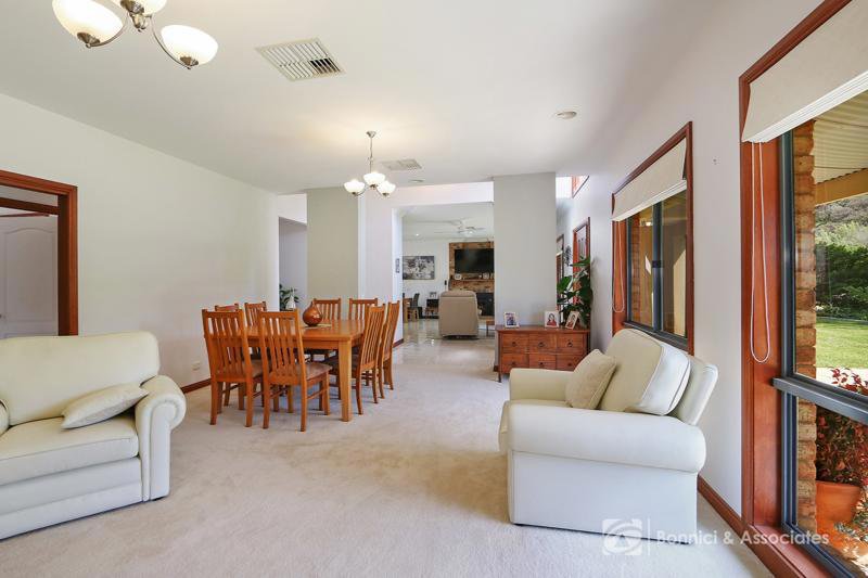 Photo - 13 Lambourn Drive, Wodonga VIC 3690 - Image 9