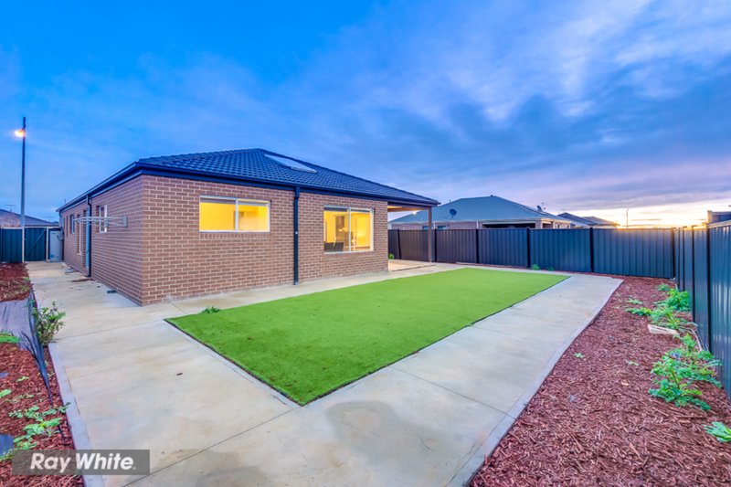 Photo - 13 Lamington Drive, Tarneit VIC 3029 - Image 15