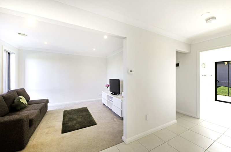 Photo - 13 Lansdown Crescent, Casey ACT 2913 - Image 7