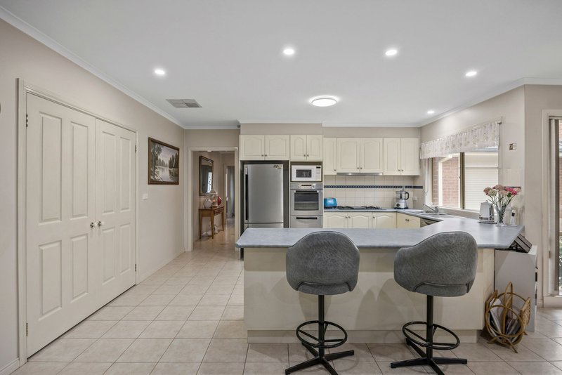 Photo - 13 Lynch Court, Berwick VIC 3806 - Image 3