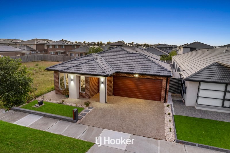 Photo - 13 Maverick Crescent, Clyde North VIC 3978 - Image 2