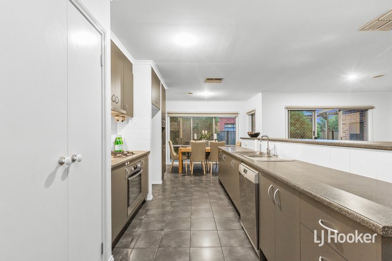 Photo - 13 May Gibbs Circle, Point Cook VIC 3030 - Image 6