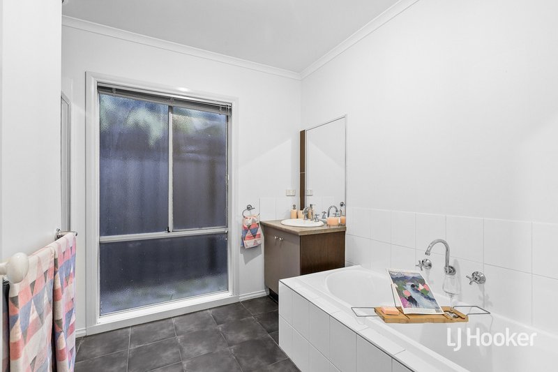 Photo - 13 May Gibbs Circle, Point Cook VIC 3030 - Image 17