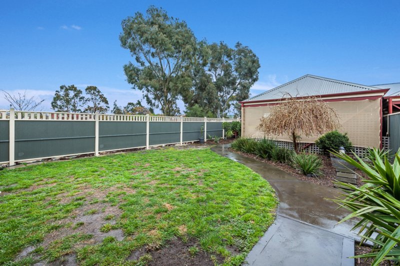 Photo - 13 Meadowbank Lane, Craigieburn VIC 3064 - Image 8