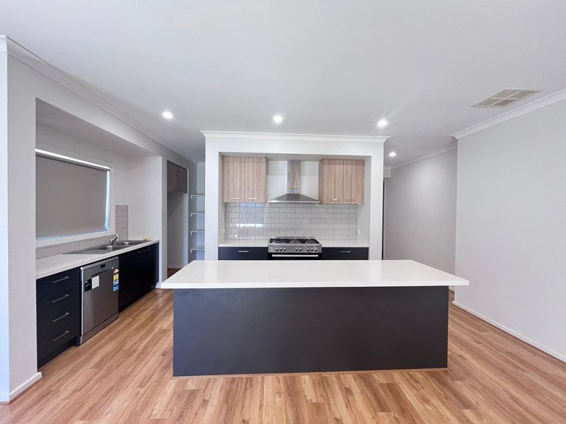 Photo - 13 Mendocino Crescent, Tarneit VIC 3029 - Image 4