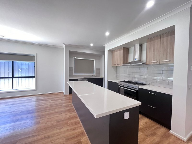 Photo - 13 Mendocino Crescent, Tarneit VIC 3029 - Image 5