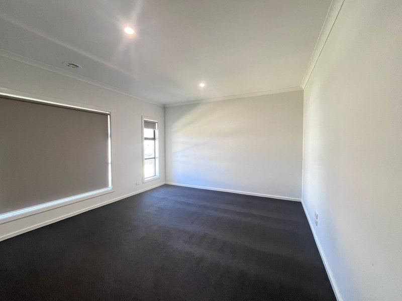 Photo - 13 Mendocino Crescent, Tarneit VIC 3029 - Image 7