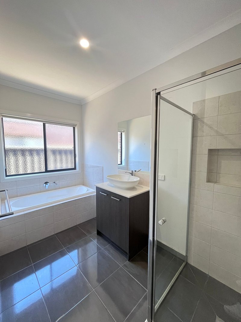 Photo - 13 Mendocino Crescent, Tarneit VIC 3029 - Image 12