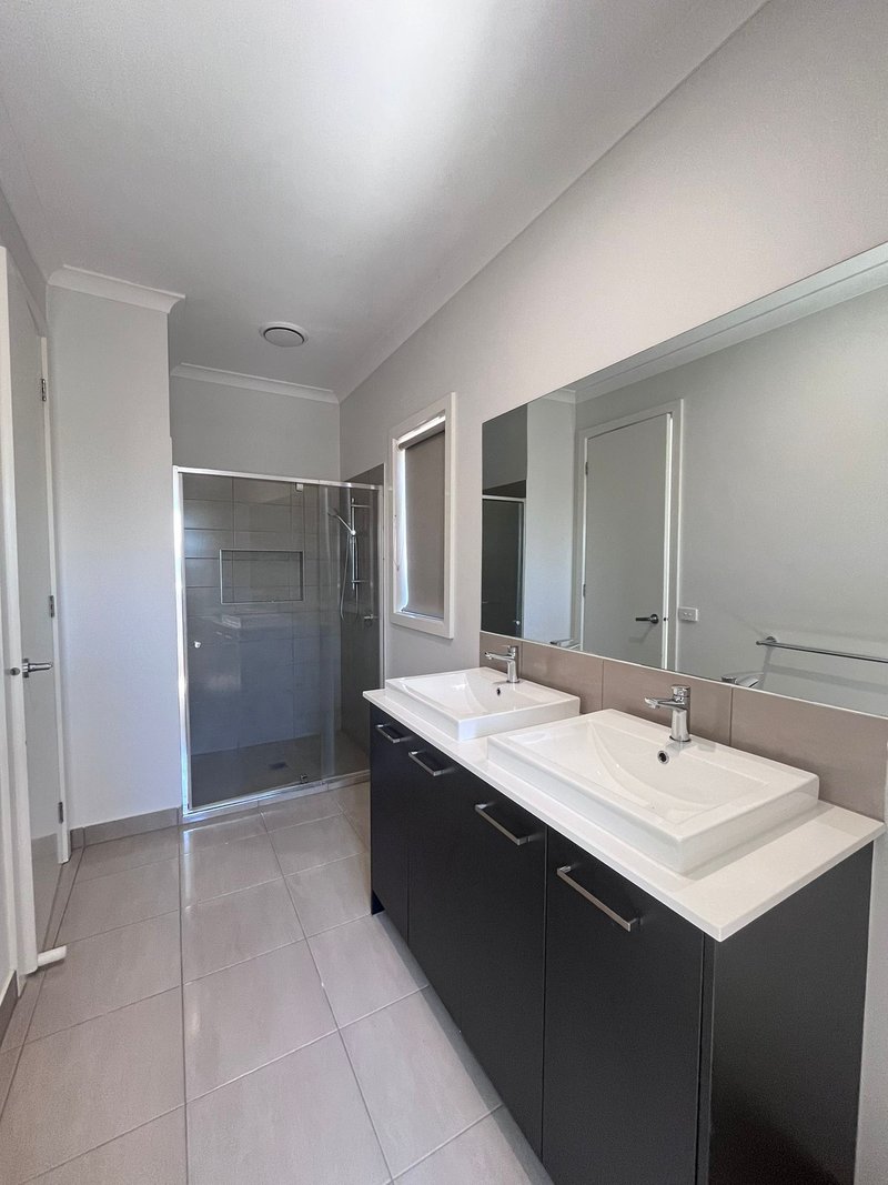 Photo - 13 Mendocino Crescent, Tarneit VIC 3029 - Image 14