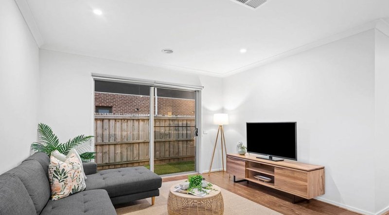 Photo - 13 Metropolis Way, Donnybrook VIC 3064 - Image 5