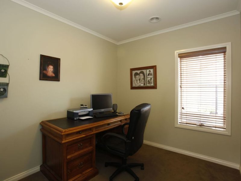 Photo - 13 Michigan Grange, Pakenham VIC 3810 - Image 10