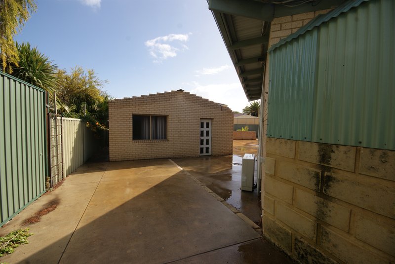 Photo - 13 Mildura Place, Rockingham WA 6168 - Image 11