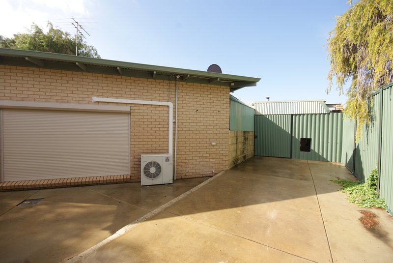 Photo - 13 Mildura Place, Rockingham WA 6168 - Image 12