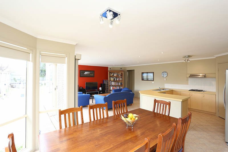 Photo - 13 Morgan Court, Roxburgh Park VIC 3064 - Image 5