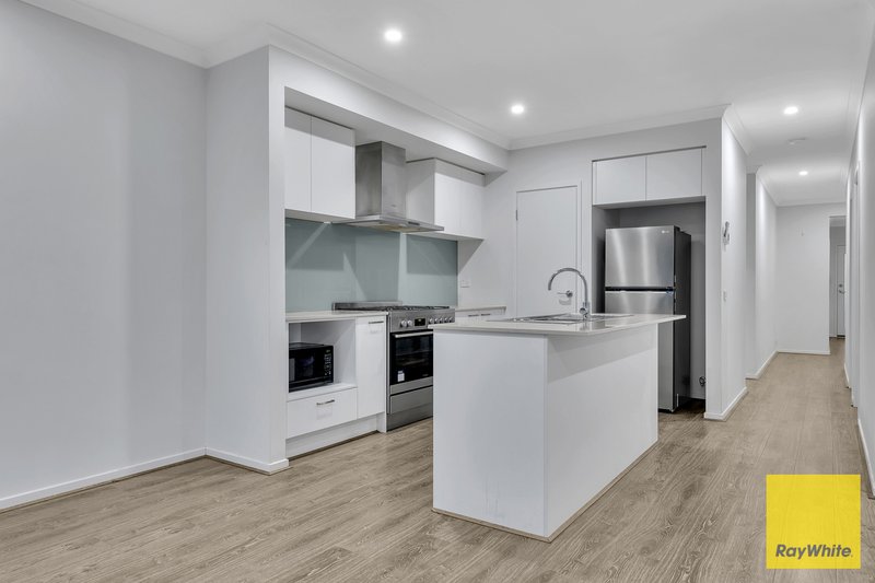 Photo - 13 Namadgi Crescent, Truganina VIC 3029 - Image 5