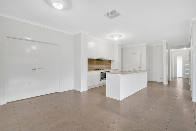 Photo - 13 Nethercote Street, Craigieburn VIC 3064 - Image 10