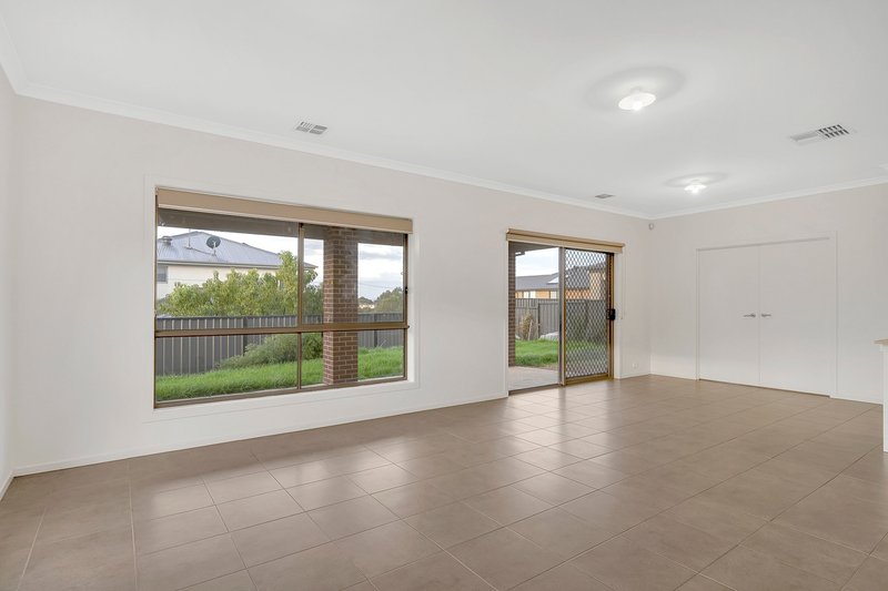 Photo - 13 Nethercote Street, Craigieburn VIC 3064 - Image 13