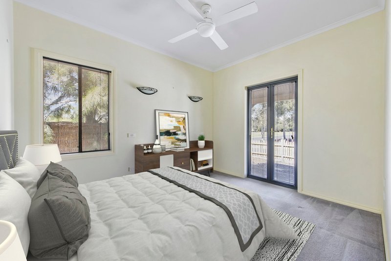 Photo - 13 Netherton Place, Caroline Springs VIC 3023 - Image 5