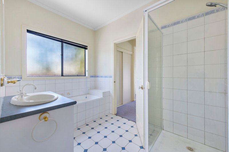 Photo - 13 Netherton Place, Caroline Springs VIC 3023 - Image 6