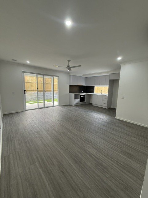 Photo - 1/3 Oak Crescent, Morayfield QLD 4506 - Image 8