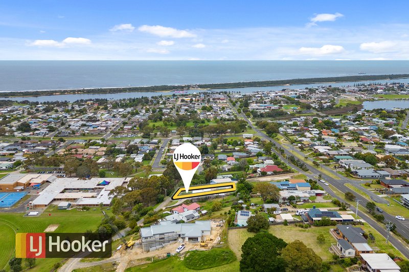 Photo - 13 Outlook Avenue, Lakes Entrance VIC 3909 - Image 4