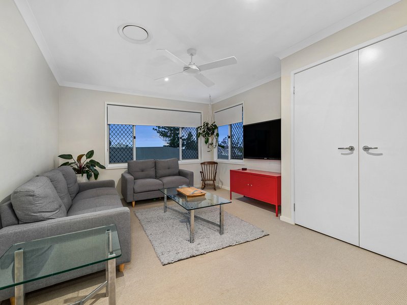 Photo - 13 Outlook Crescent, Bridgeman Downs QLD 4035 - Image 10