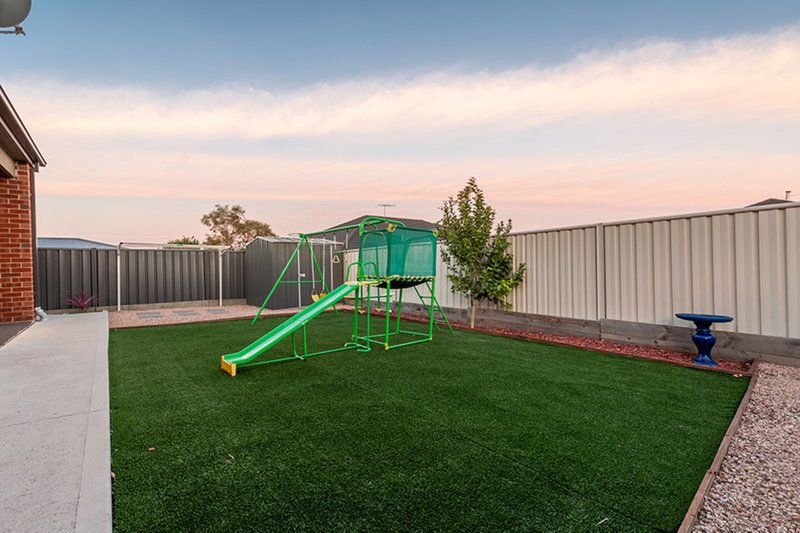 Photo - 13 Pearl Drive, Craigieburn VIC 3064 - Image 11