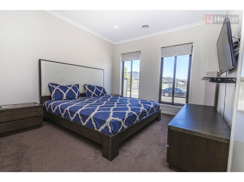 Photo - 13 Pound Street, Craigieburn VIC 3064 - Image 2