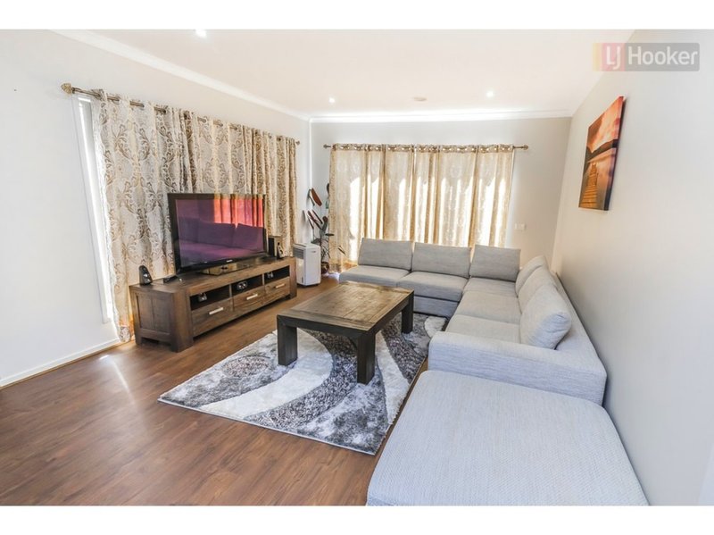 Photo - 13 Pound Street, Craigieburn VIC 3064 - Image 6