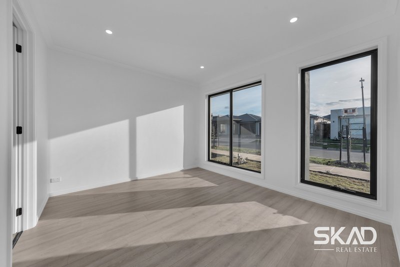 Photo - 13 Reminis Drive, Donnybrook VIC 3064 - Image 11