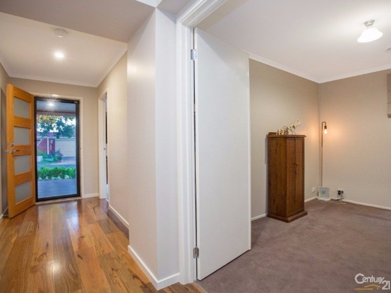 Photo - 13 River Red Grove, Pakenham VIC 3810 - Image 3