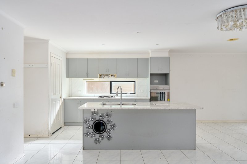Photo - 13 Rivergum Rise, Hampton Park VIC 3976 - Image 5